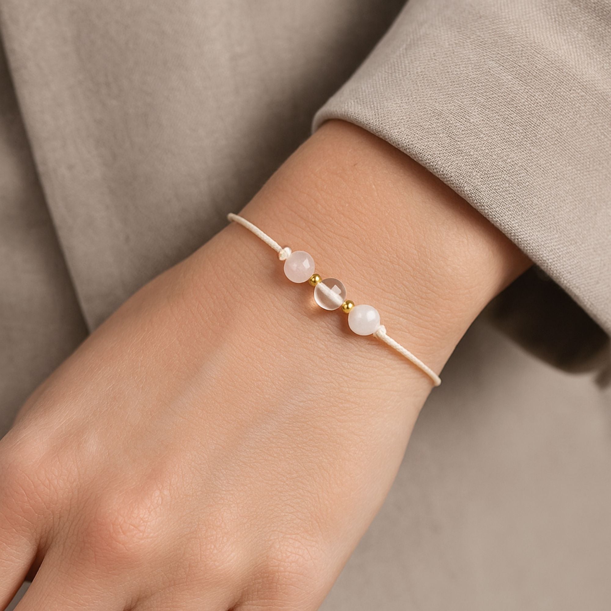 Natursteinarmband „Weibliche Stärke & Selbstliebe“ – mit Rosenquarz, Bergkristall & Mondstein