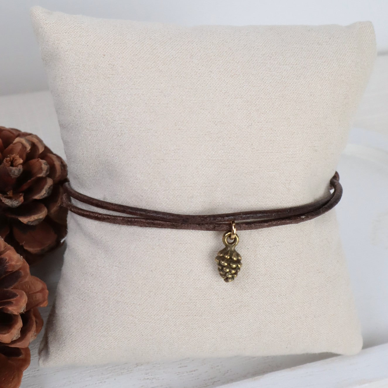 Lederarmband mit Zapfen-Anhänger – verstellbar, für Damen & Herren