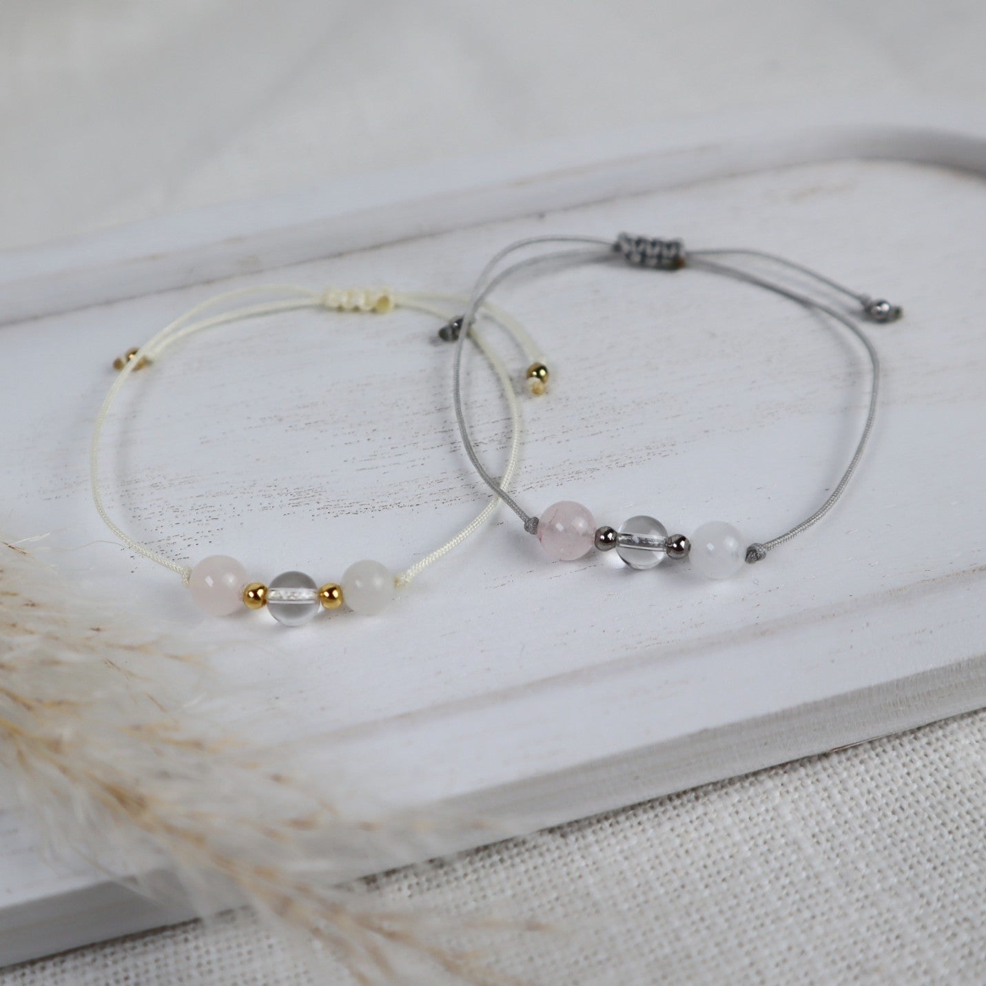 Natursteinarmband „Weibliche Stärke & Selbstliebe“ – mit Rosenquarz, Bergkristall & Mondstein