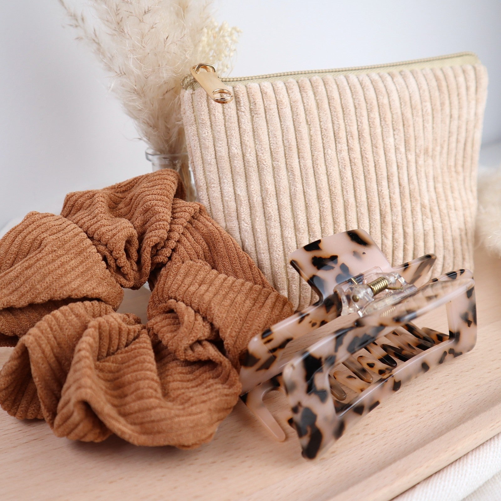 Accessoire-Set – Scrunchie, Haarklammer & Kosmetiktäschchen | Trendset in Cordoptik & Geschenkidee für Mamas