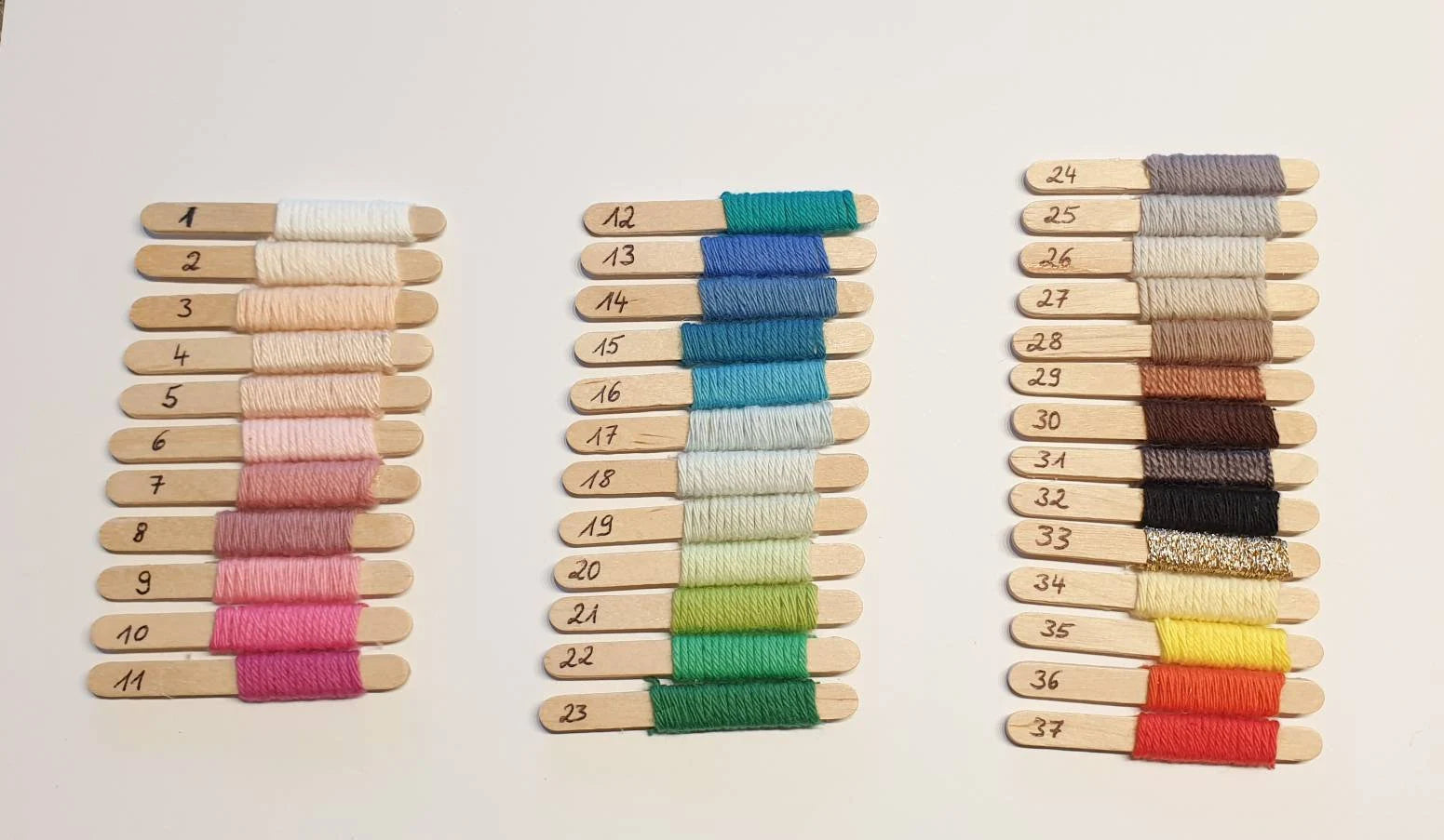 Holzschild mit Makramee-Regenbogen – personalisiert mit Name & Geburtsdatum