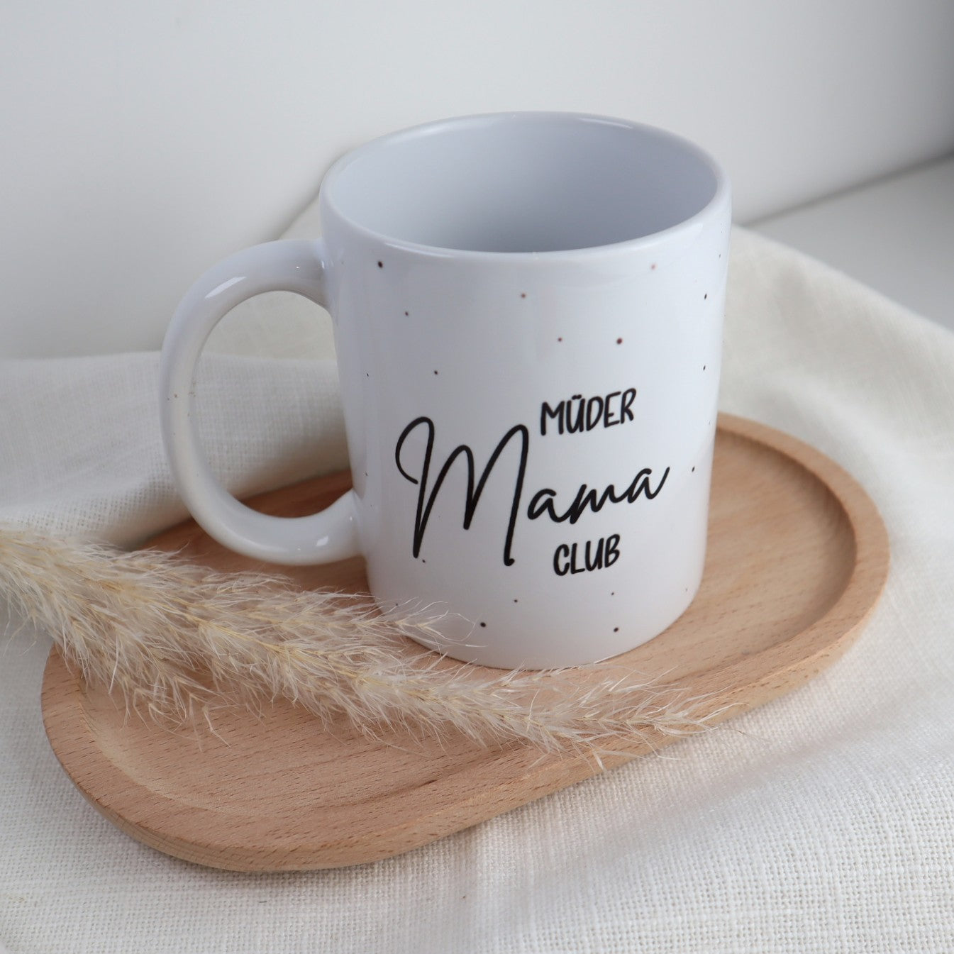 Tasse „Müder Mama Club“ – mit Herz & Punkten, Geschenk für Mamas