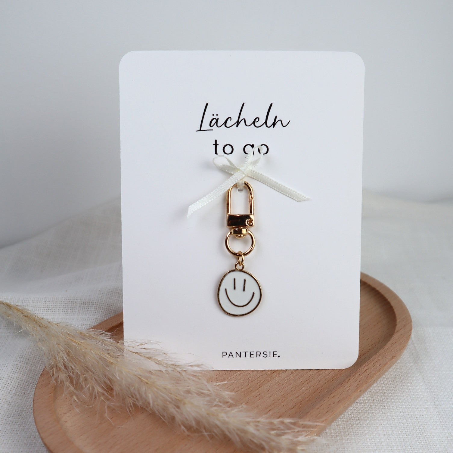 Schlüsselanhänger „Lächeln to go“ – Smiley mit Karabiner in Wunschfarbe