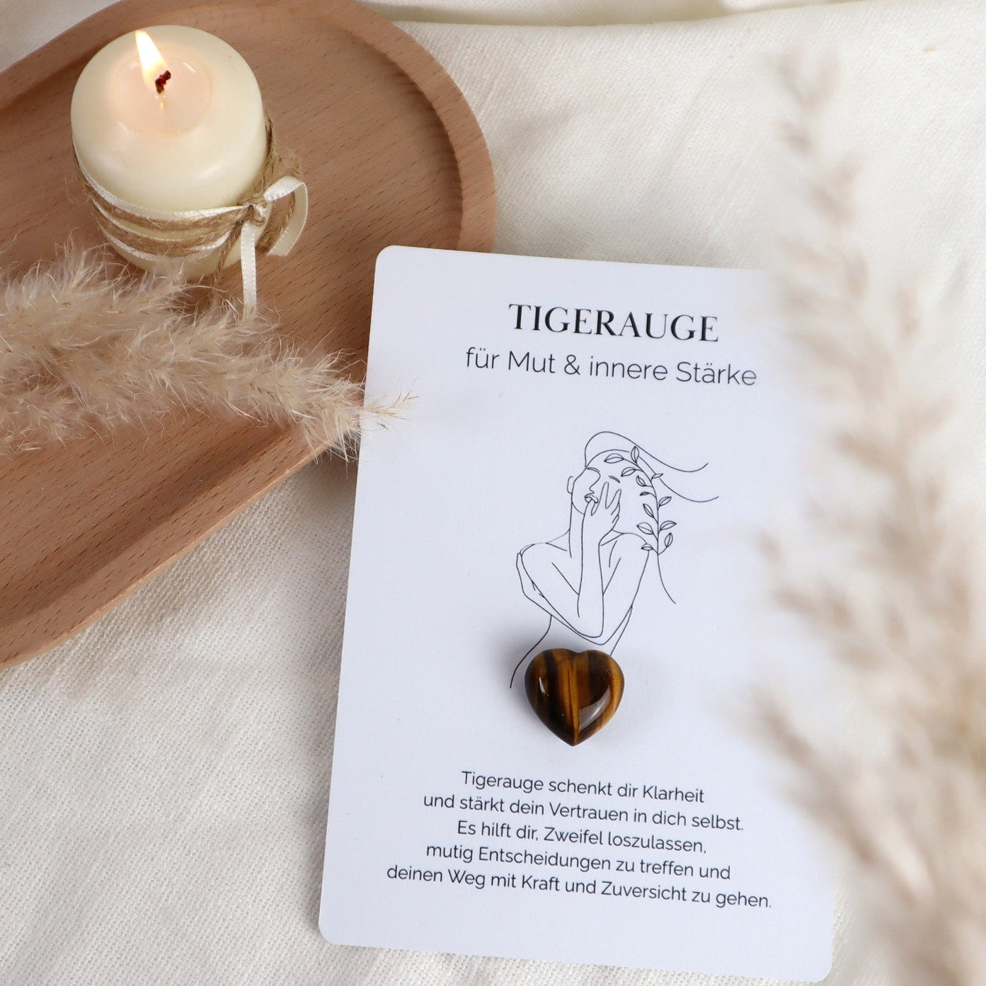 Herzenssteinkarte für Mut & innere Stärke – Tigerauge in Herzform