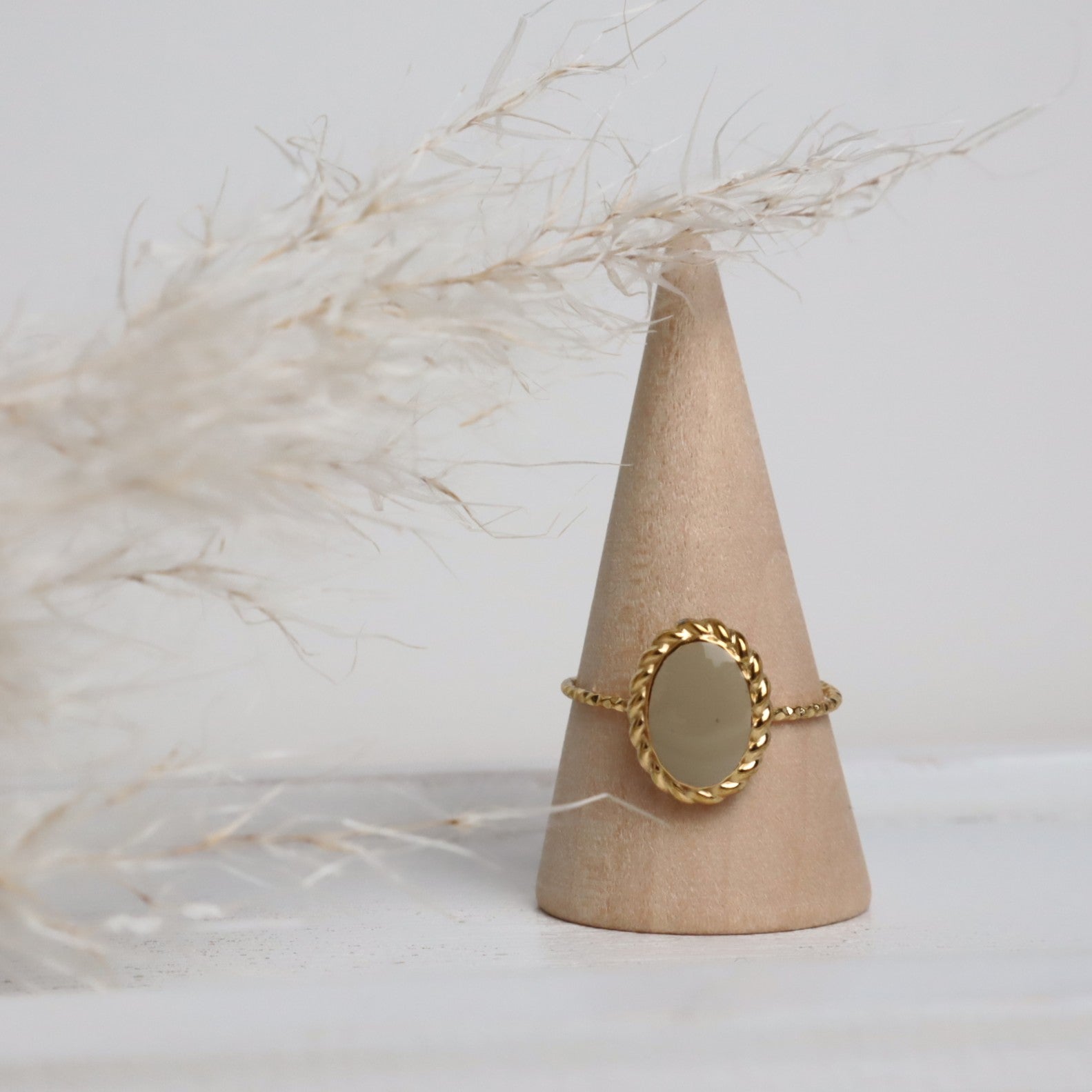 Ring Enamel Oval – Edelstahl Gold-Beige (verstellbar)
