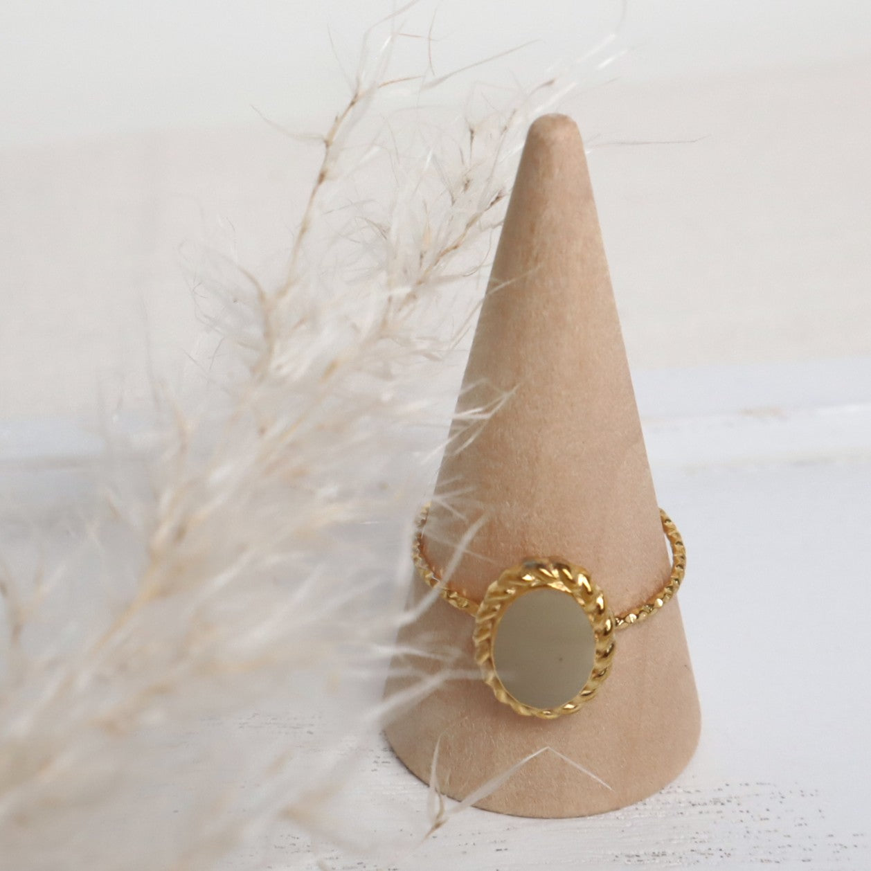 Ring Enamel Oval – Edelstahl Gold-Beige (verstellbar)
