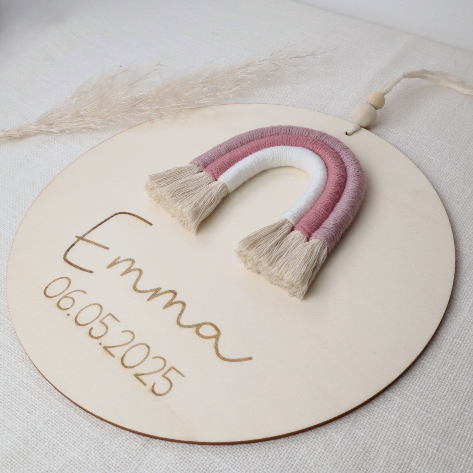 Holzschild mit Makramee-Regenbogen – personalisiert mit Name & Geburtsdatum