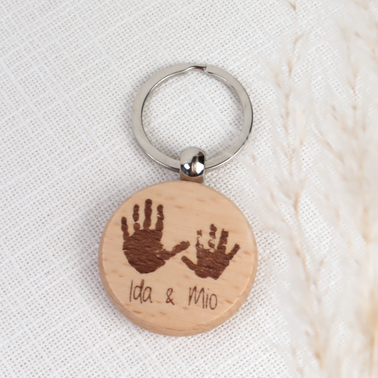 Schlüsselanhänger personalisiert – mit Hand- oder Fußabdruck graviert, aus Holz