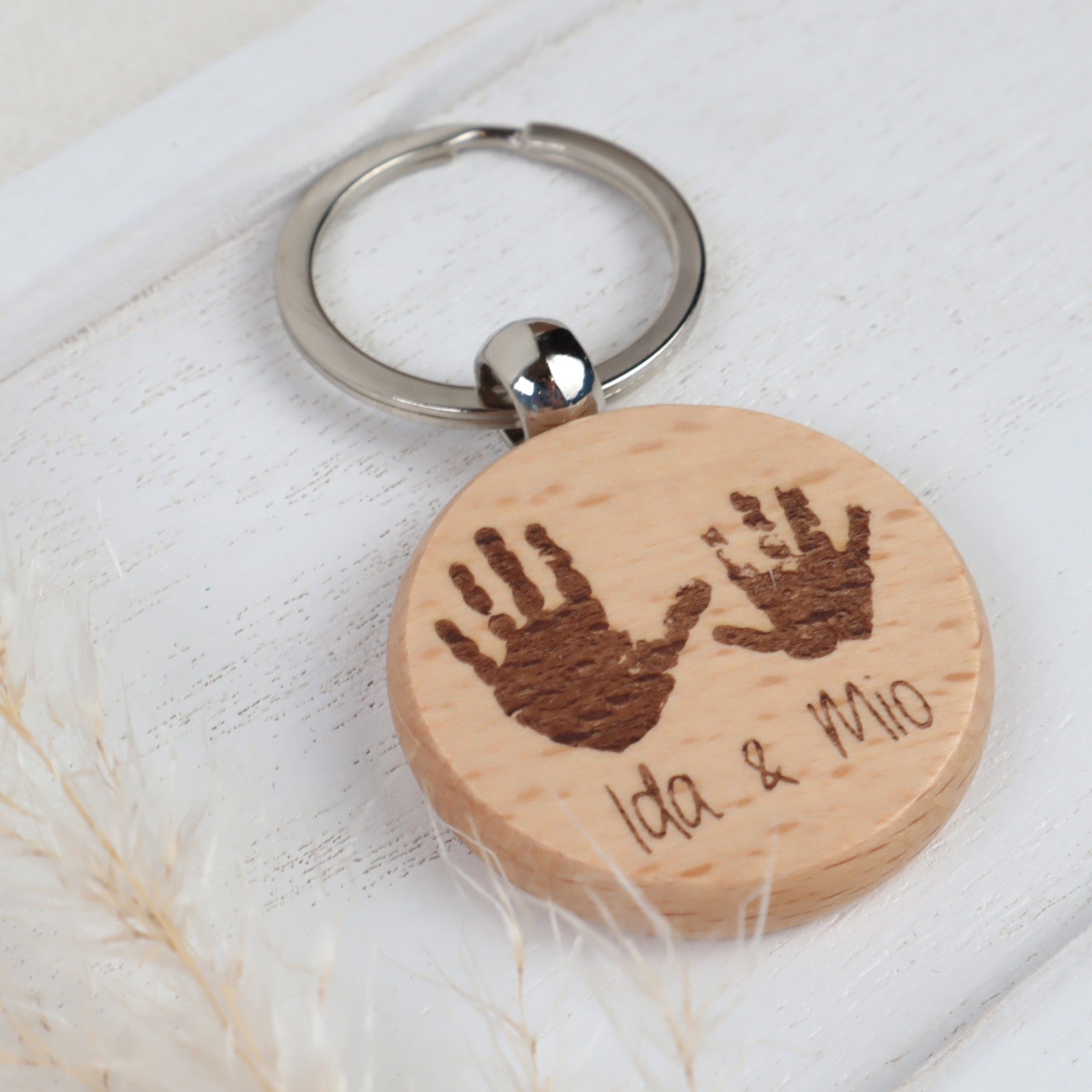 Schlüsselanhänger personalisiert – mit Hand- oder Fußabdruck graviert, aus Holz