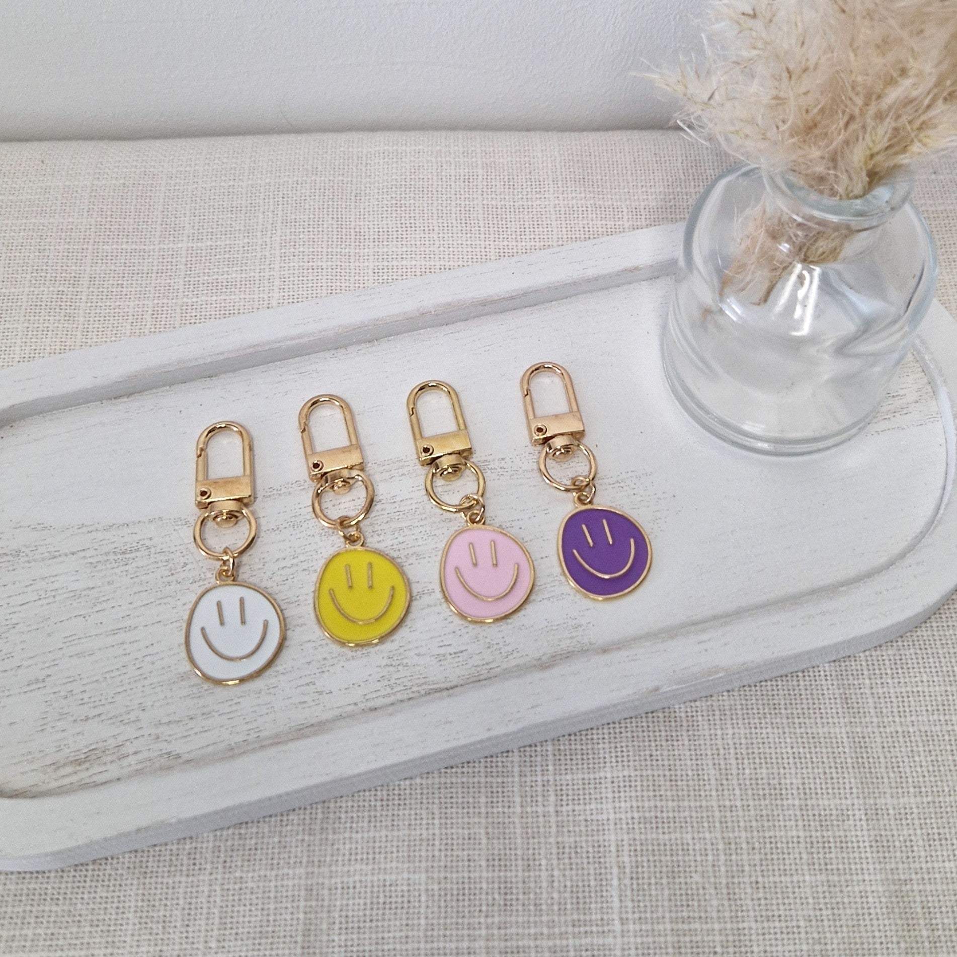 Schlüsselanhänger „Lächeln to go“ – Smiley mit Karabiner in Wunschfarbe