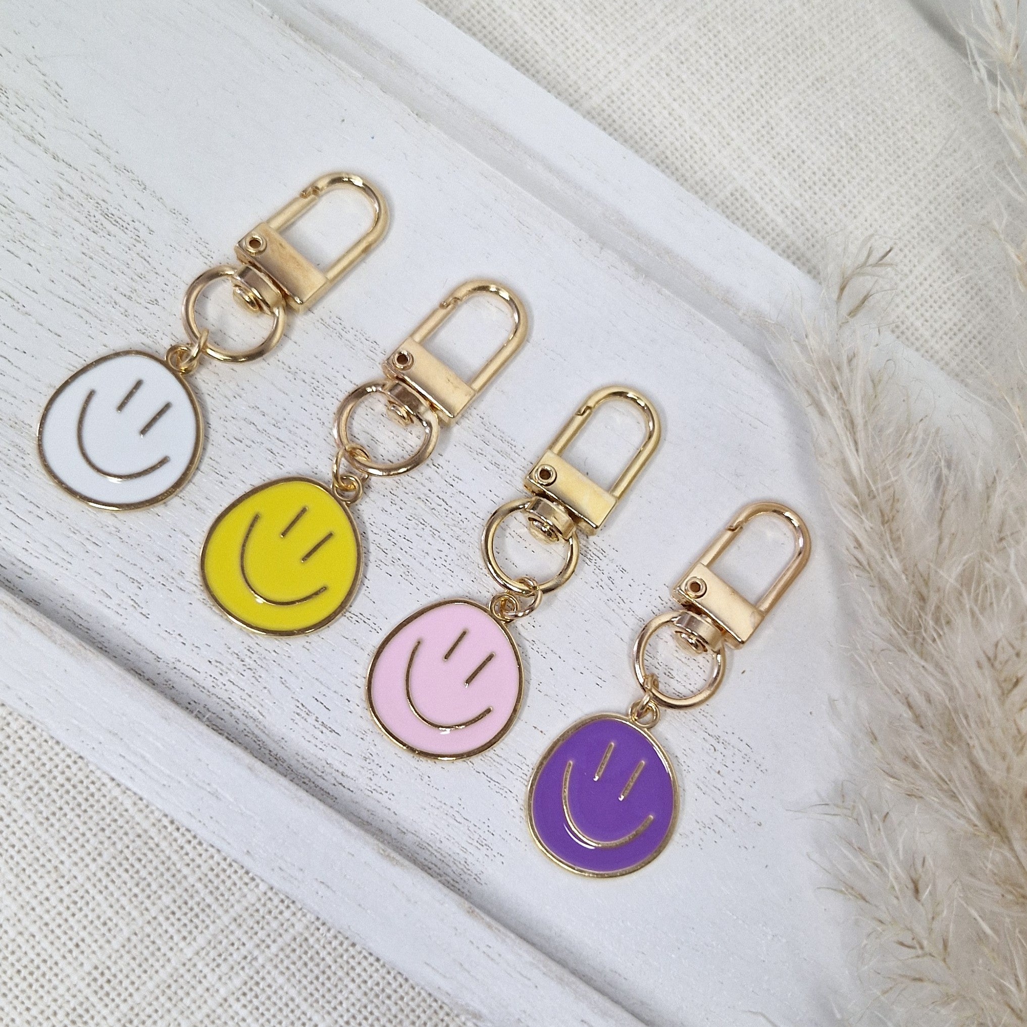 Schlüsselanhänger „Lächeln to go“ – Smiley mit Karabiner in Wunschfarbe