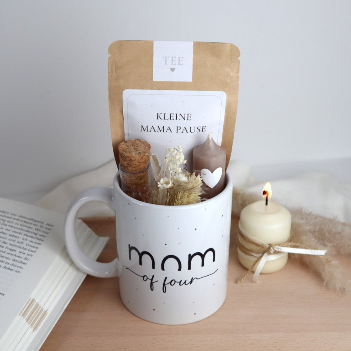 Geschenkset „Mom of...“ – Tasse mit Bio-Tee, Kerze & Trockenblumen für Mamas