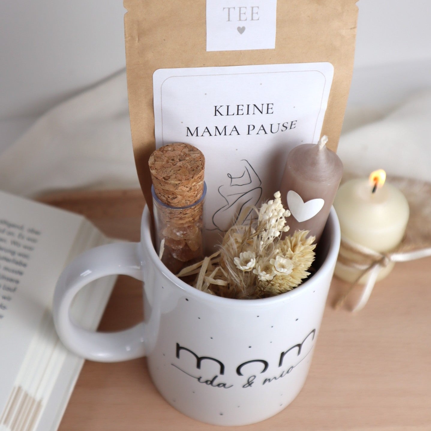 Geschenkset „Mom“ mit Namen – Tasse mit Bio-Tee, Kerze & Trockenblumen für Mamas