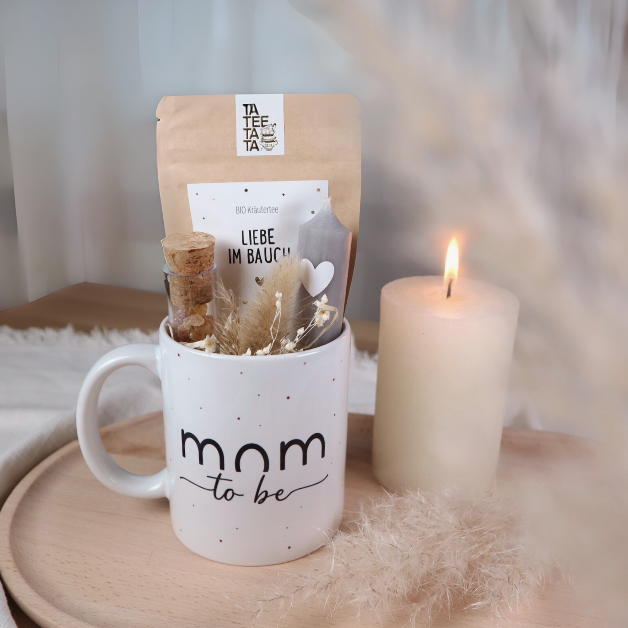 Geschenkset „Mom to be“ – Tasse mit Bio-Tee, Kerze & Trockenblumen für werdende Mamas