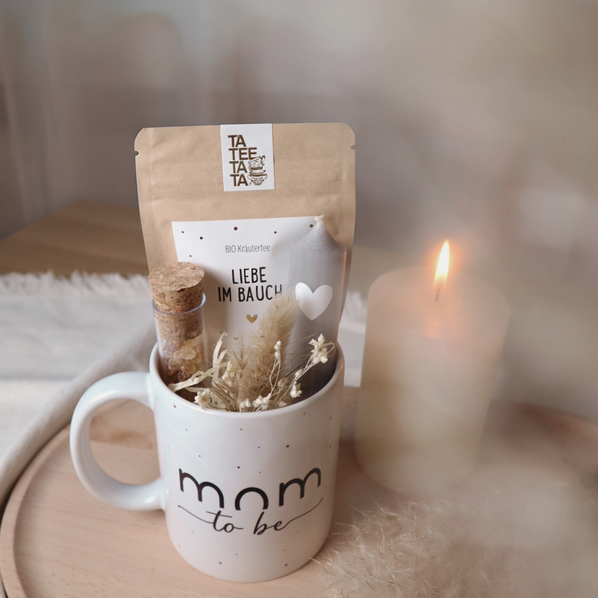 Geschenkset „Mom to be“ – Tasse mit Bio-Tee, Kerze & Trockenblumen für werdende Mamas