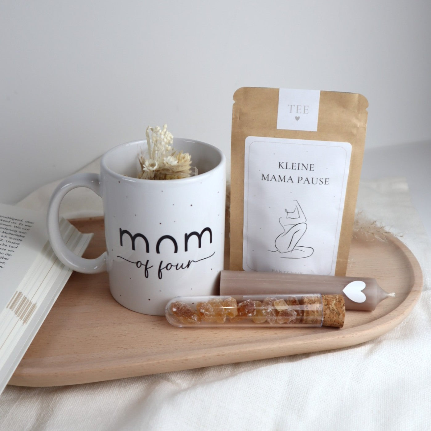 Geschenkset „Mom of...“ – Tasse mit Bio-Tee, Kerze & Trockenblumen für Mamas