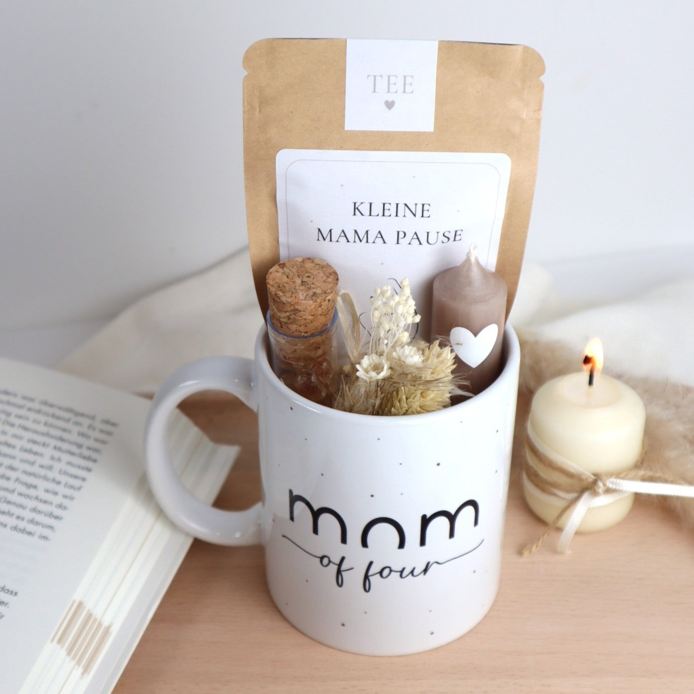 Geschenkset „Mom of...“ – Tasse mit Bio-Tee, Kerze & Trockenblumen für Mamas