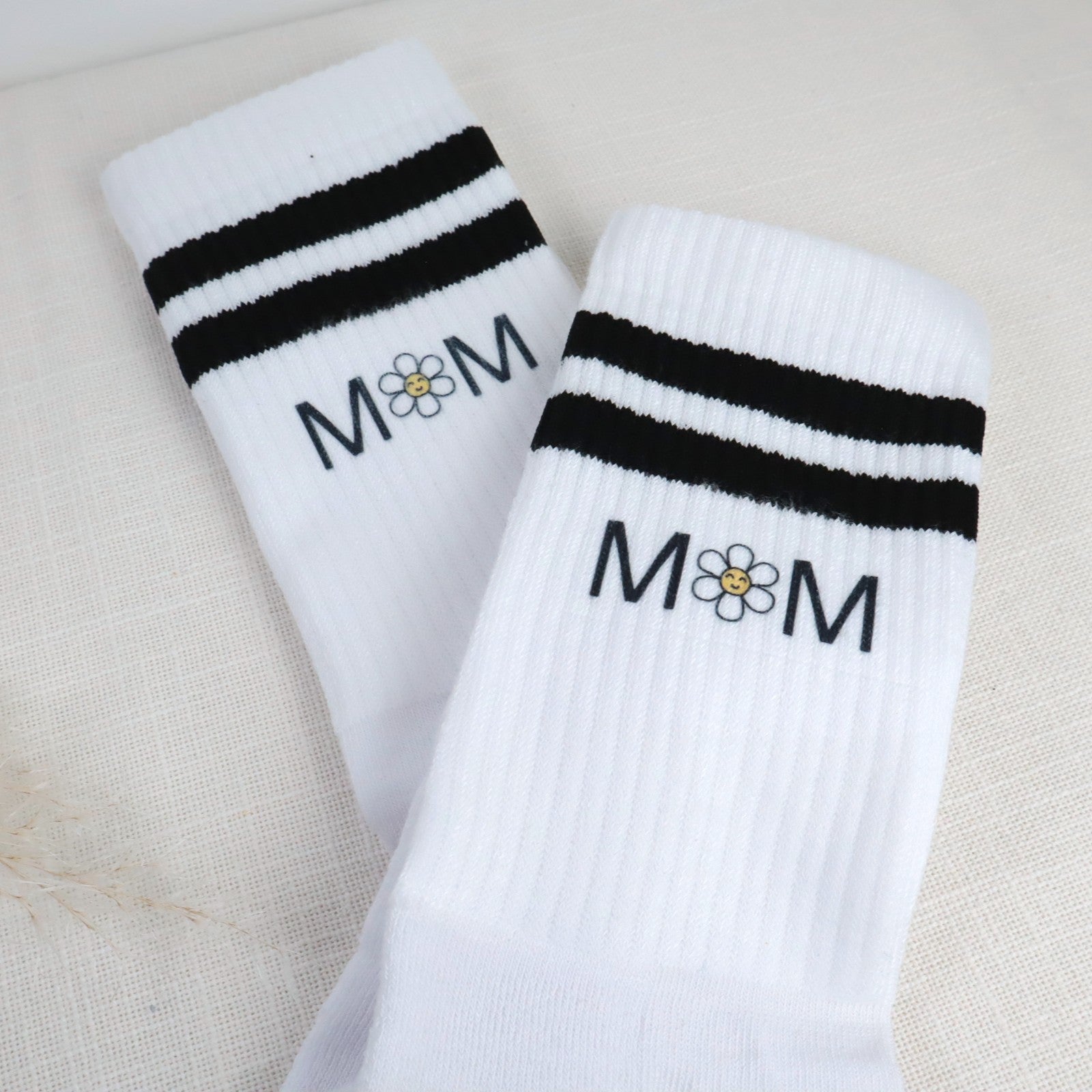 Tennissocken MOM – mit Blümchenmotiv für trendbewusste Mamas