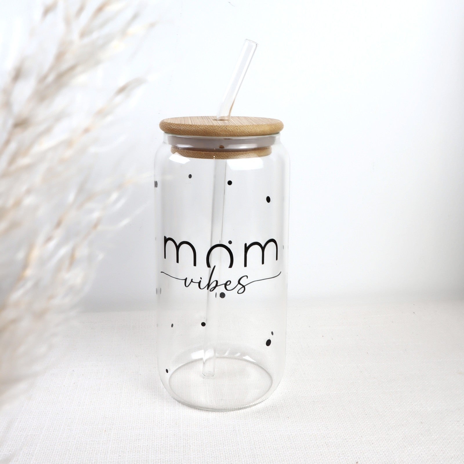 Trinkglas „Mom Vibes“ – Glas oder Kunststoffbecher (500 ml) personalisierbar
