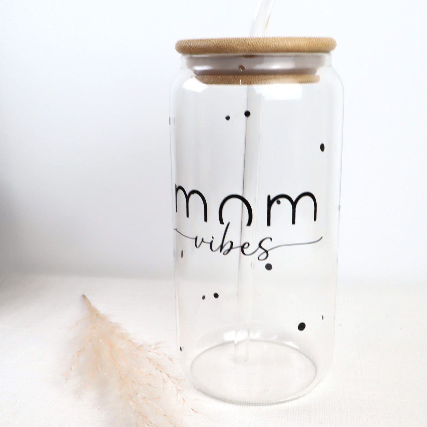 Trinkglas „Mom Vibes“ – Glas oder Kunststoffbecher (500 ml) personalisierbar