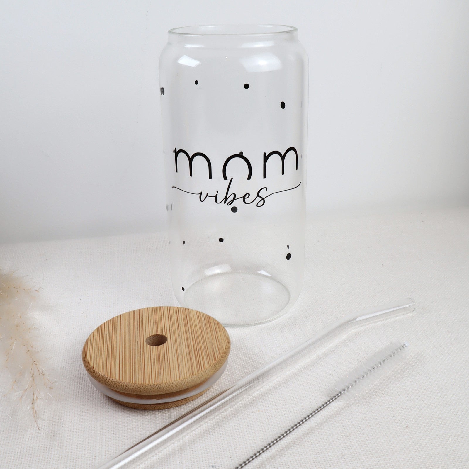 Trinkglas „Mom Vibes“ – Glas oder Kunststoffbecher (500 ml) personalisierbar