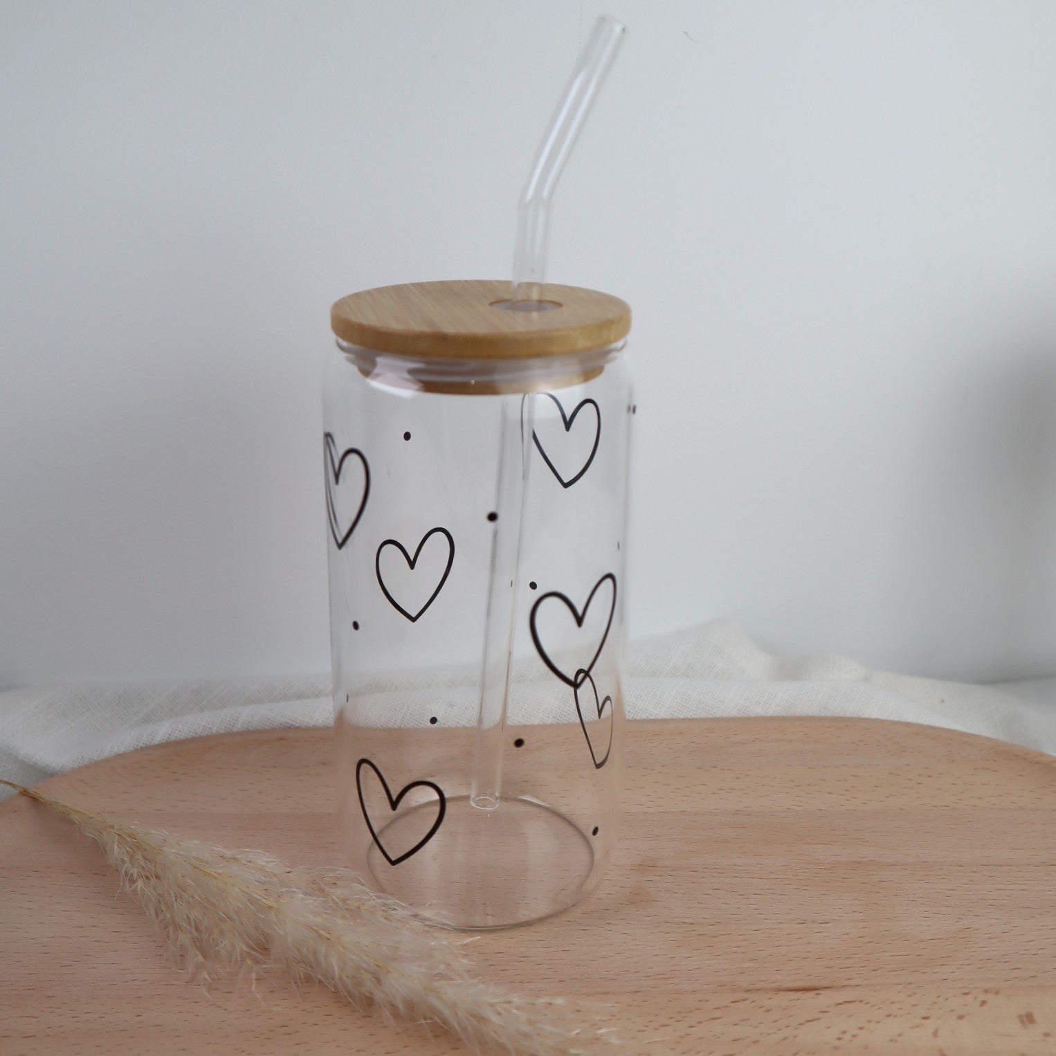 Trinkglas mit kleinen Herzen – personalisierbar mit Gravur