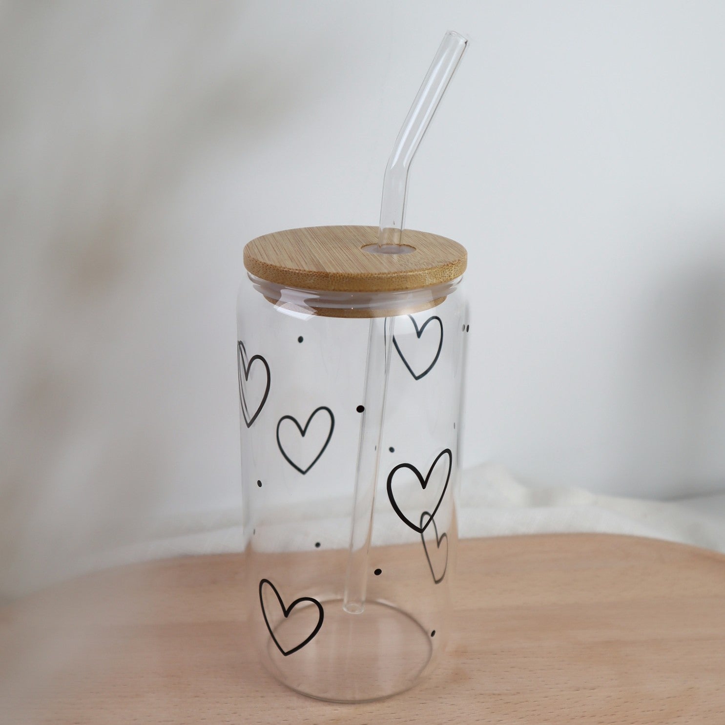 Trinkglas mit kleinen Herzen – personalisierbar mit Gravur