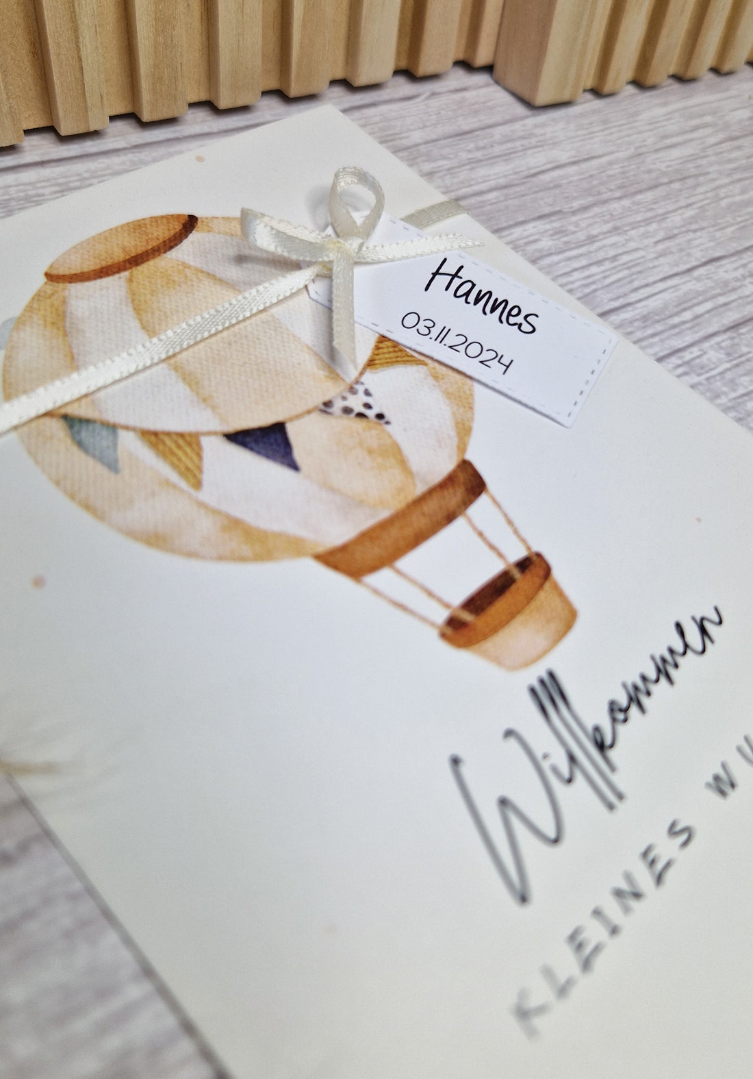 Postkarte „Willkommen kleines Wunder“ – Heißluftballon, personalisierbar