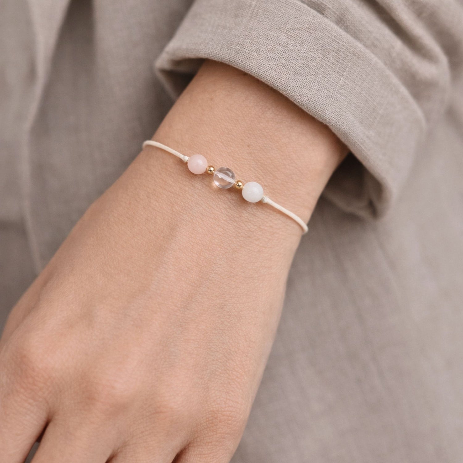 Natursteinarmband „Weibliche Stärke &amp; Selbstliebe“ – mit Rosenquarz, Bergkristall &amp; Mondstein