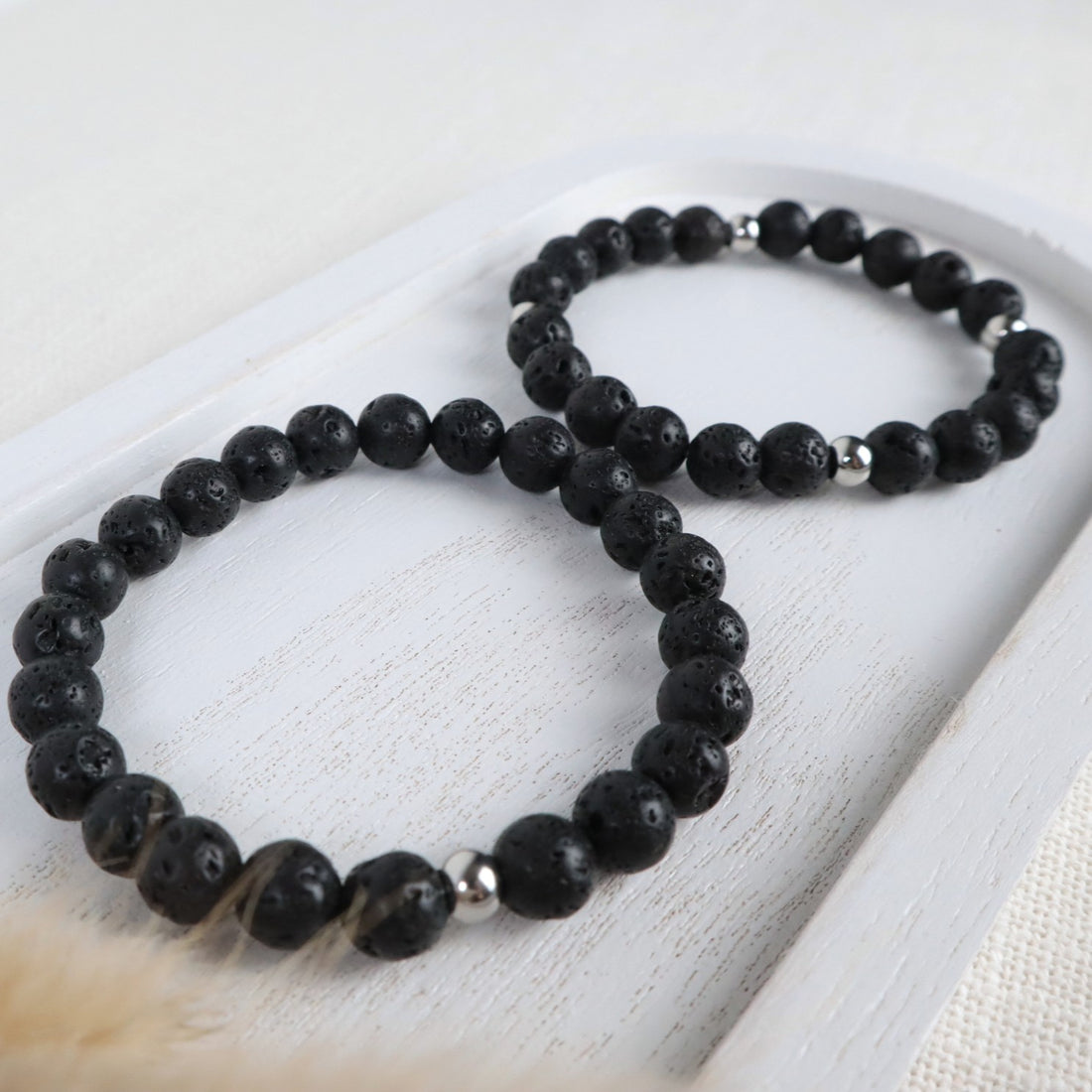 Armband aus Lavastein mit Edelstahlperlen
