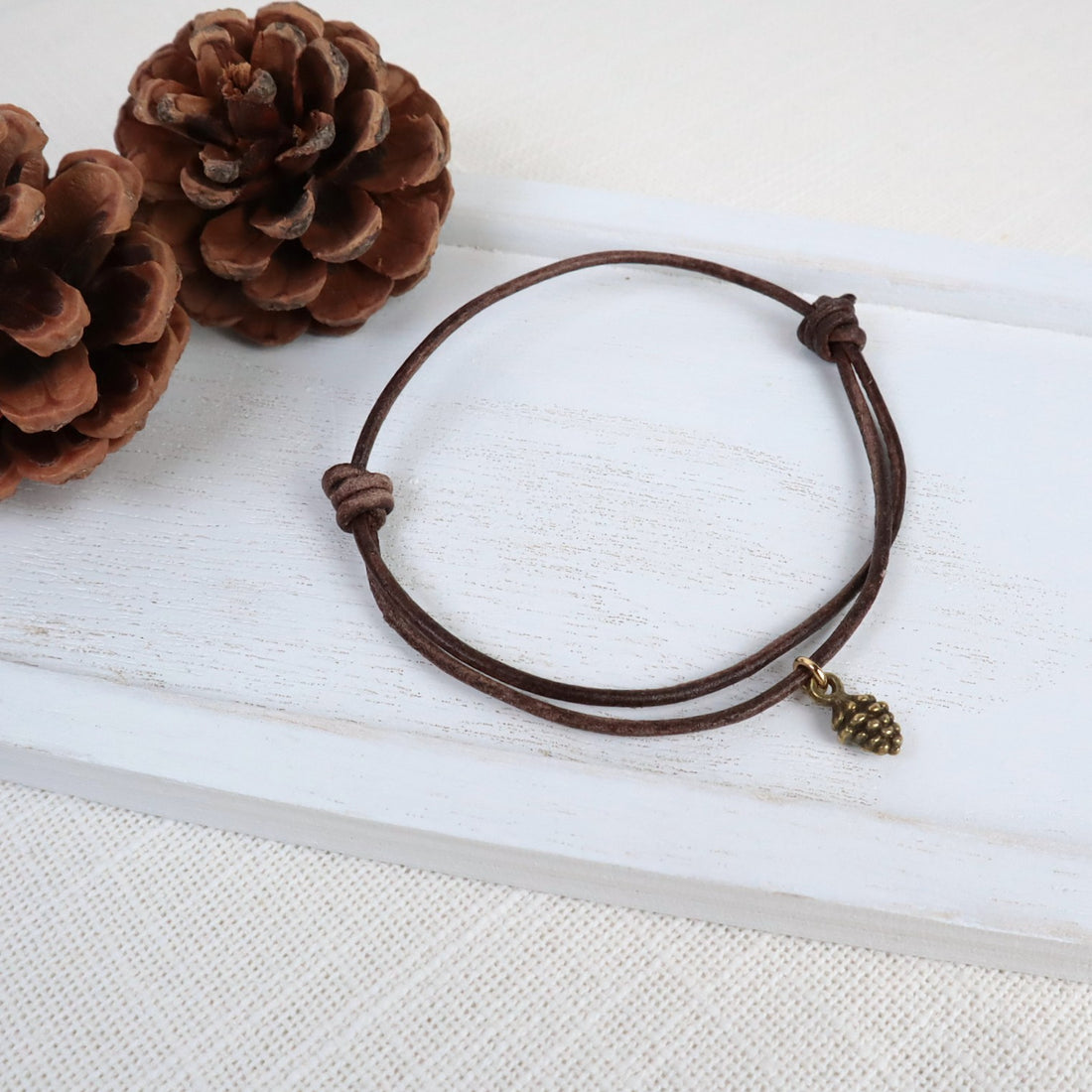 Lederarmband mit Zapfen-Anhänger – verstellbar, für Damen &amp; Herren