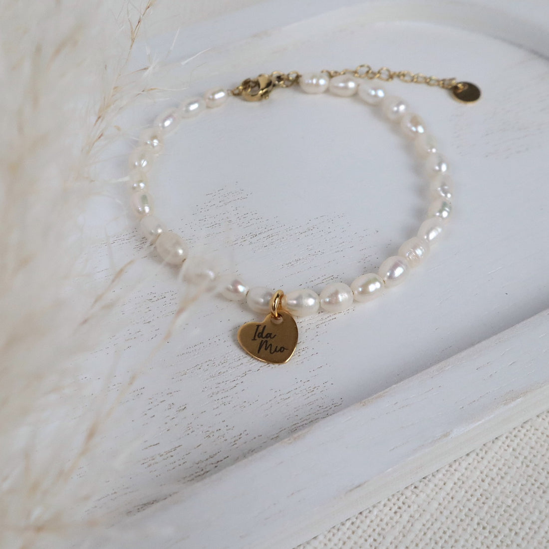 Armband aus Süßwasserperlen mit vergoldetem Edelstahlanhänger – personalisierbar