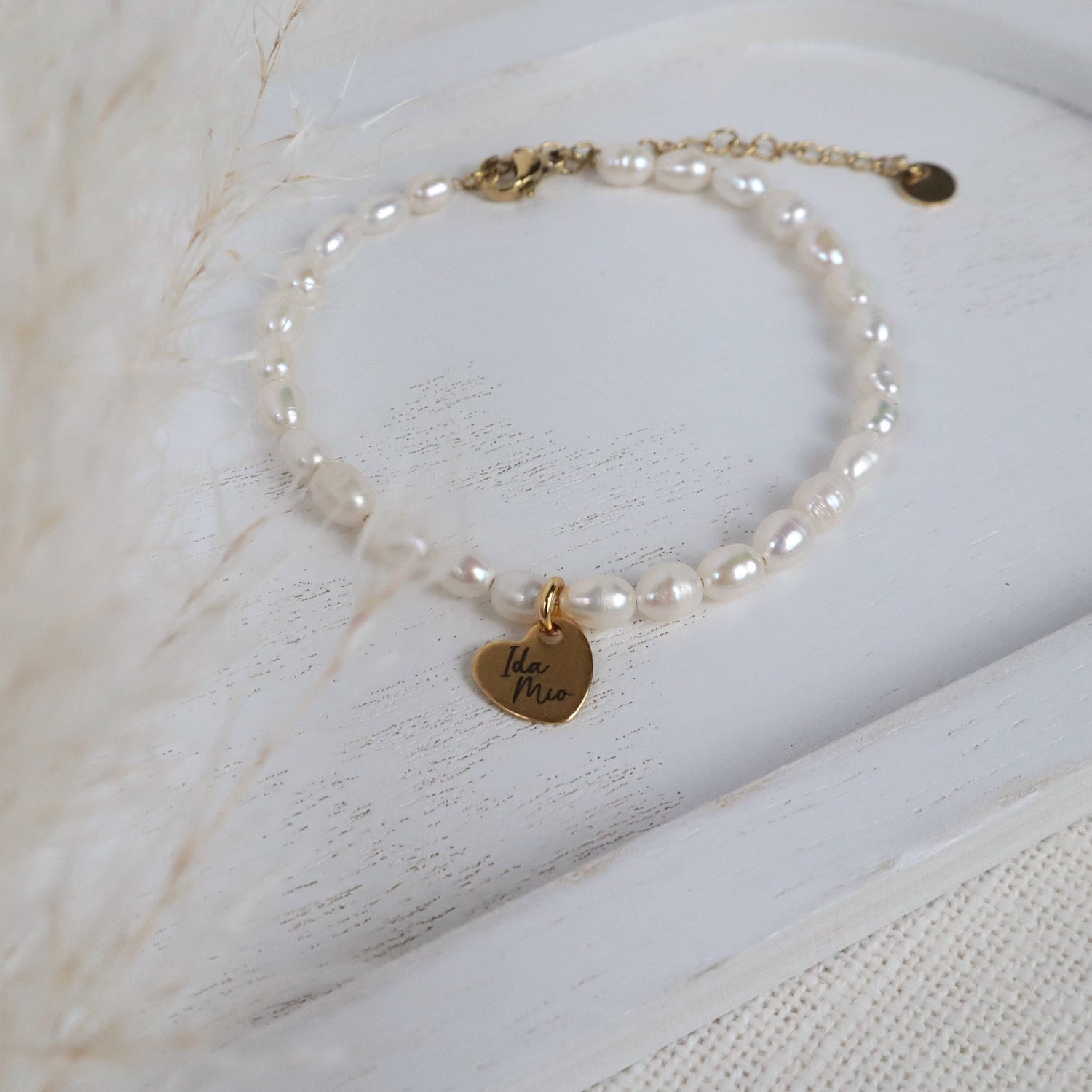 Armband aus Süßwasserperlen mit vergoldetem Edelstahlanhänger – personalisierbar