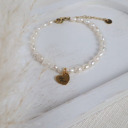 Armband aus Süßwasserperlen mit vergoldetem Edelstahlanhänger – personalisierbar