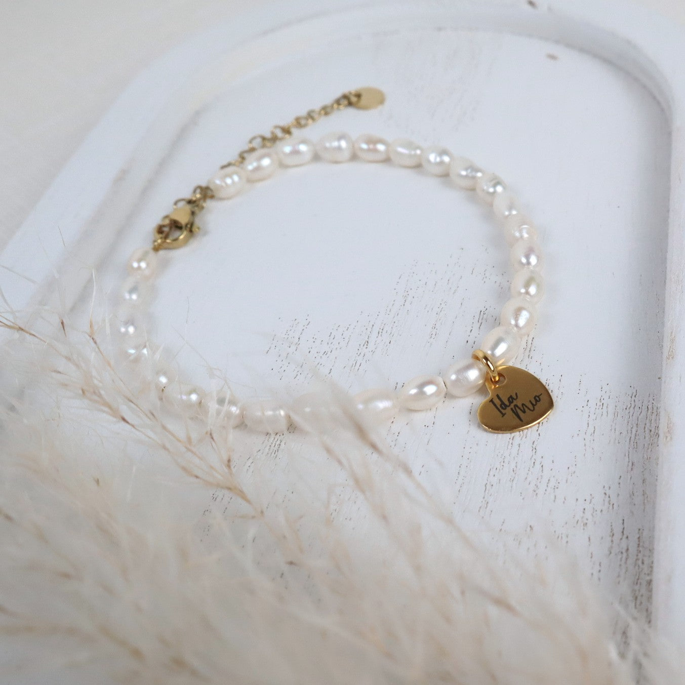 Armband aus Süßwasserperlen mit vergoldetem Edelstahlanhänger – personalisierbar