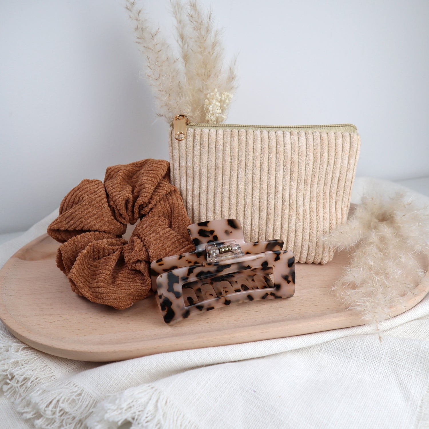 Accessoire-Set – Scrunchie, Haarklammer &amp; Kosmetiktäschchen | Trendset  in Cordoptik &amp; Geschenkidee für Mamas