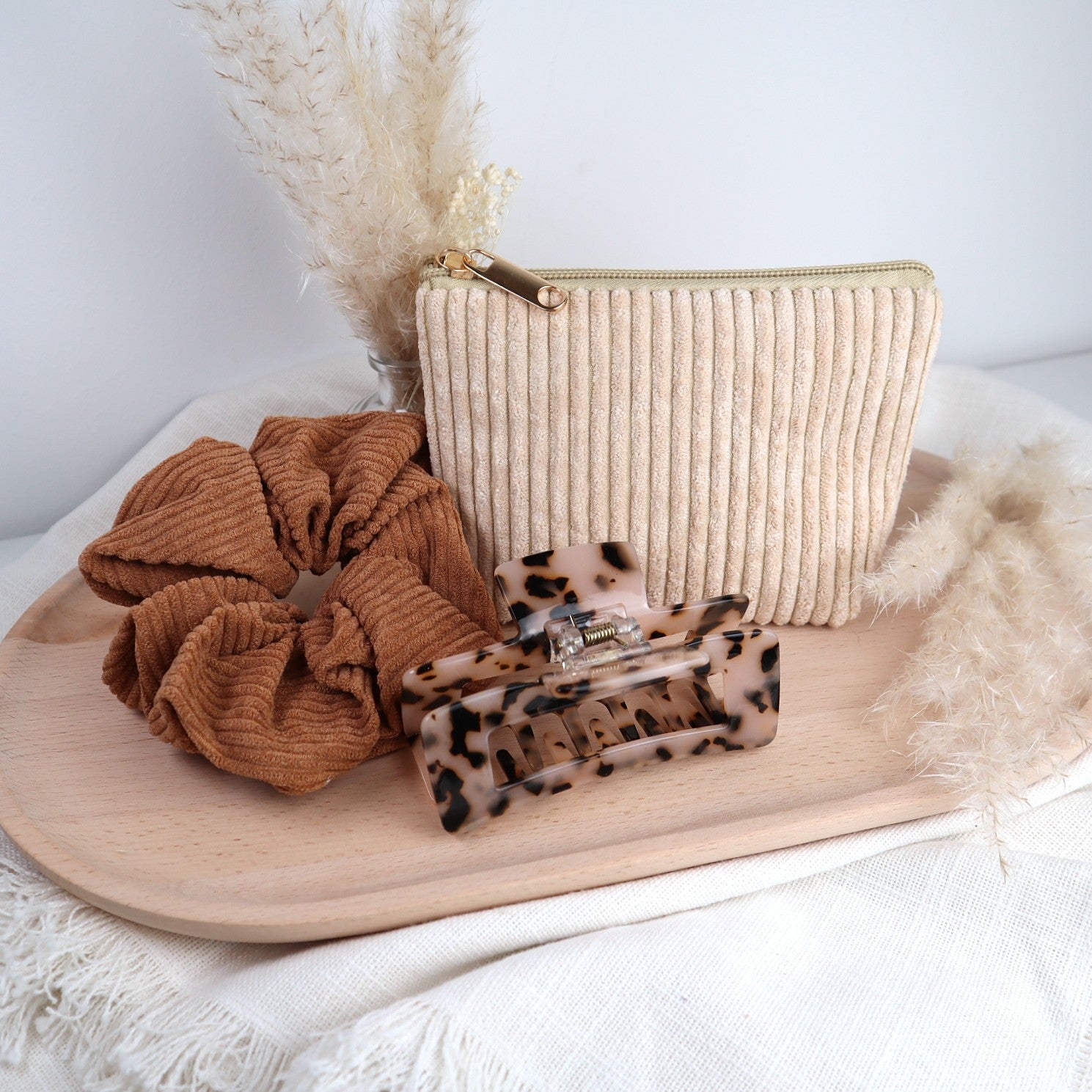Accessoire-Set – Scrunchie, Haarklammer &amp; Kosmetiktäschchen | Trendset  in Cordoptik &amp; Geschenkidee für Mamas