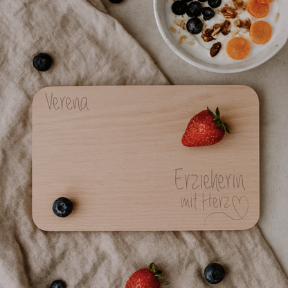 Frühstücksbrettchen „Erzieherin mit Herz“ – personalisiert mit Namen