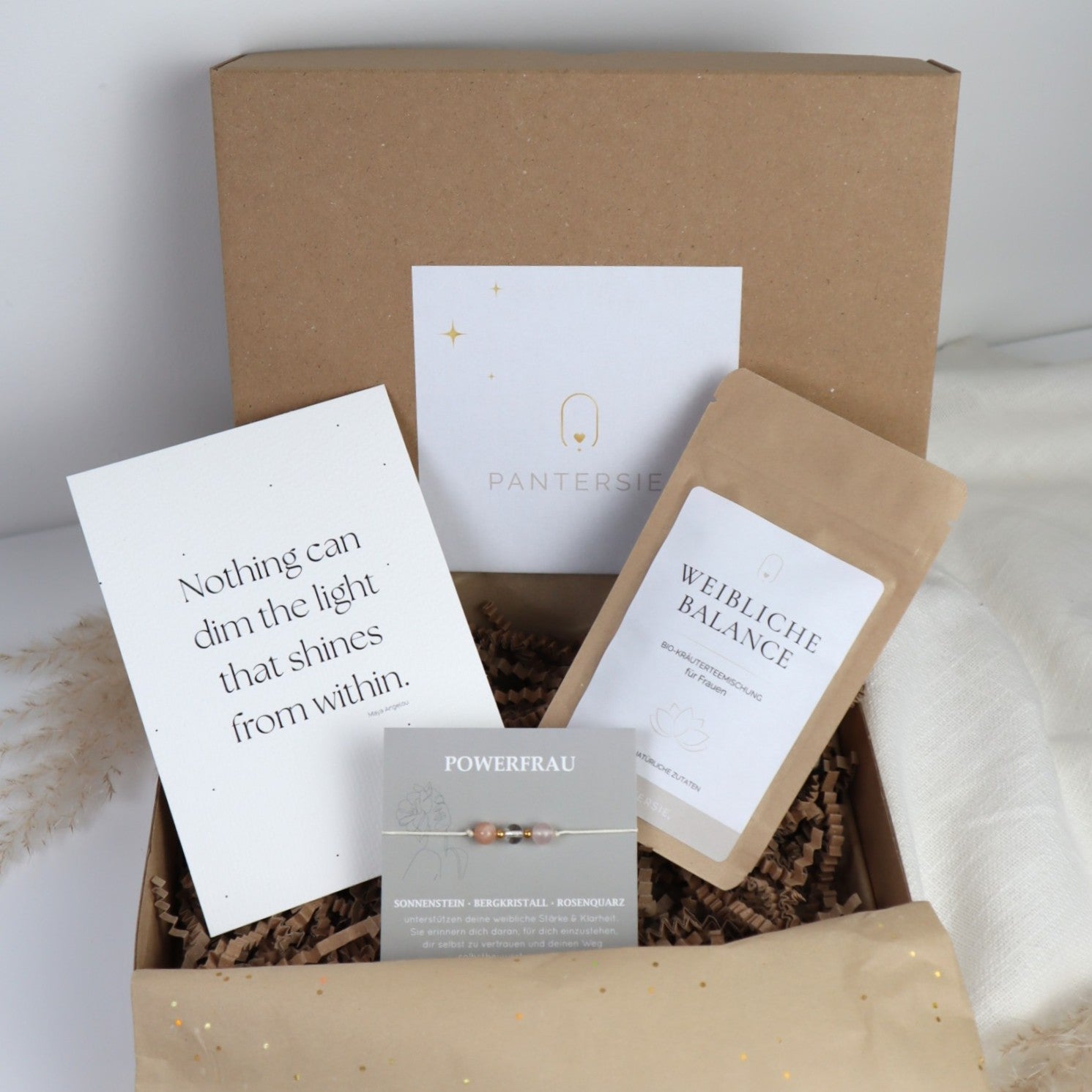 Powerfrau Geschenkbox mit Tee, Edelstein-Armband &amp; Karte für Frauen