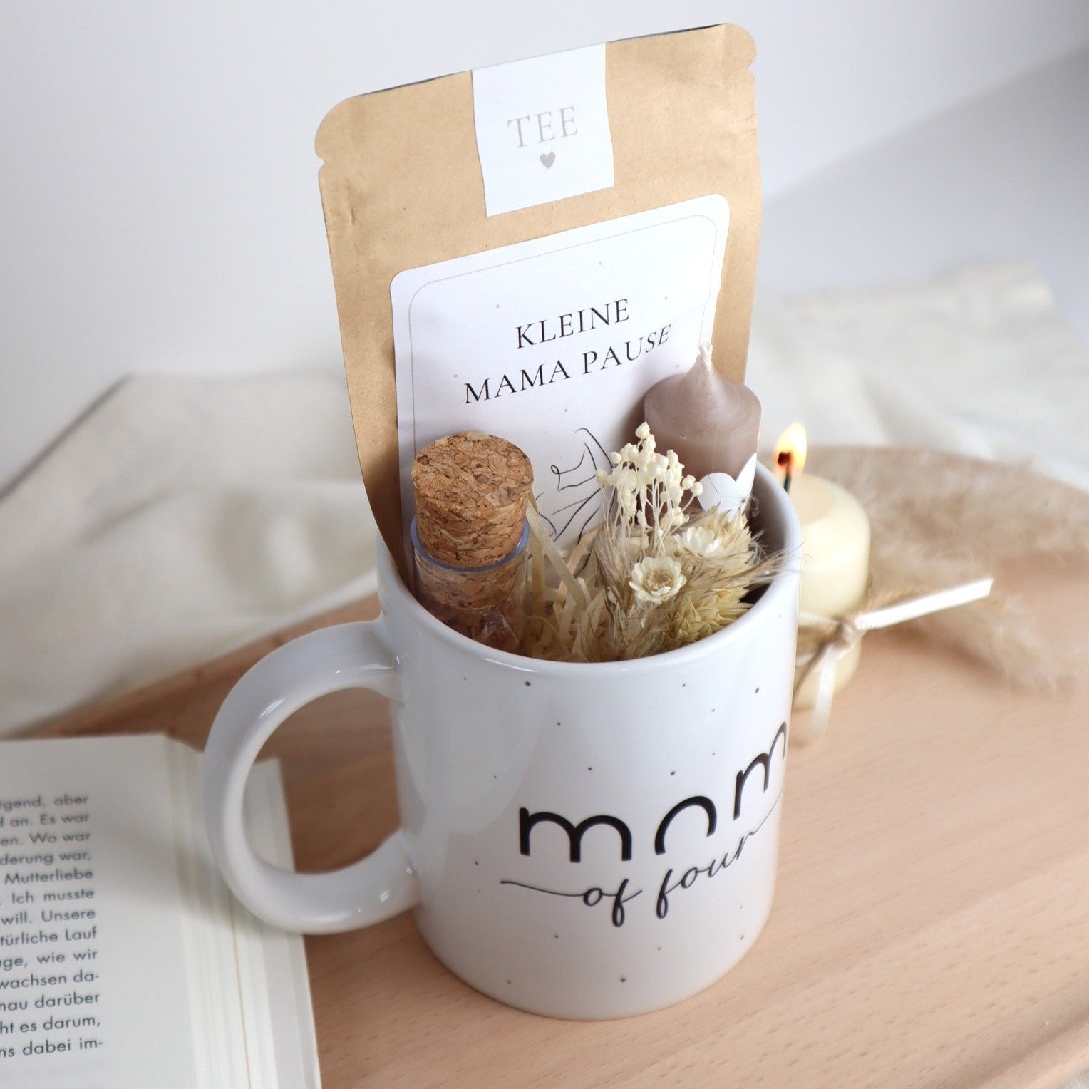 Geschenkset „Mom of...“ – Tasse mit Bio-Tee, Kerze &amp; Trockenblumen für Mamas