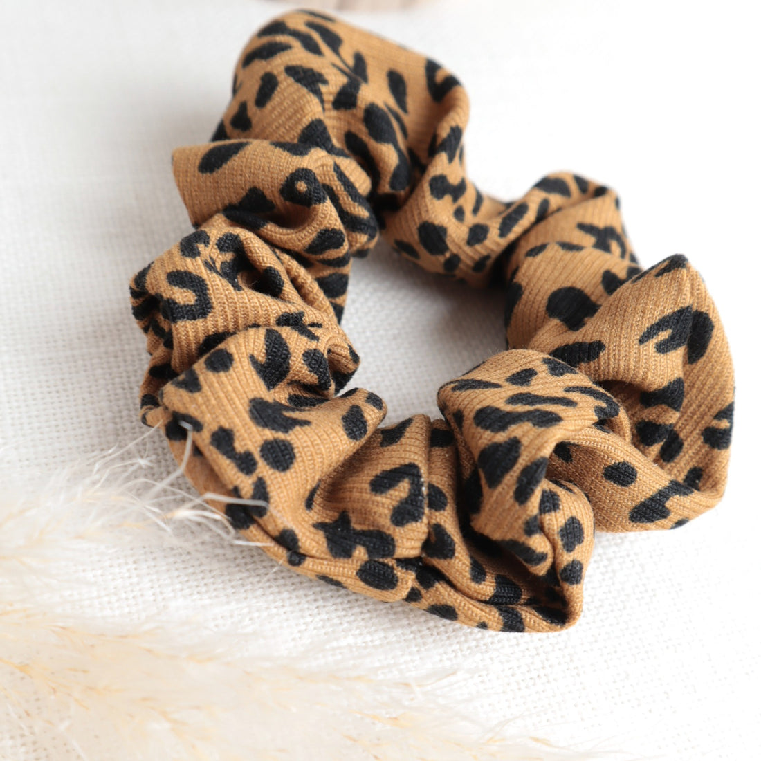 Haargummi Leo – Stylischer Haarschmuck mit Leopardenmuster