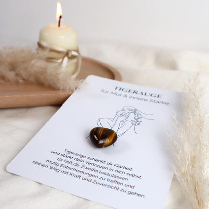 Herzenssteinkarte für Mut &amp; innere Stärke – Tigerauge in Herzform