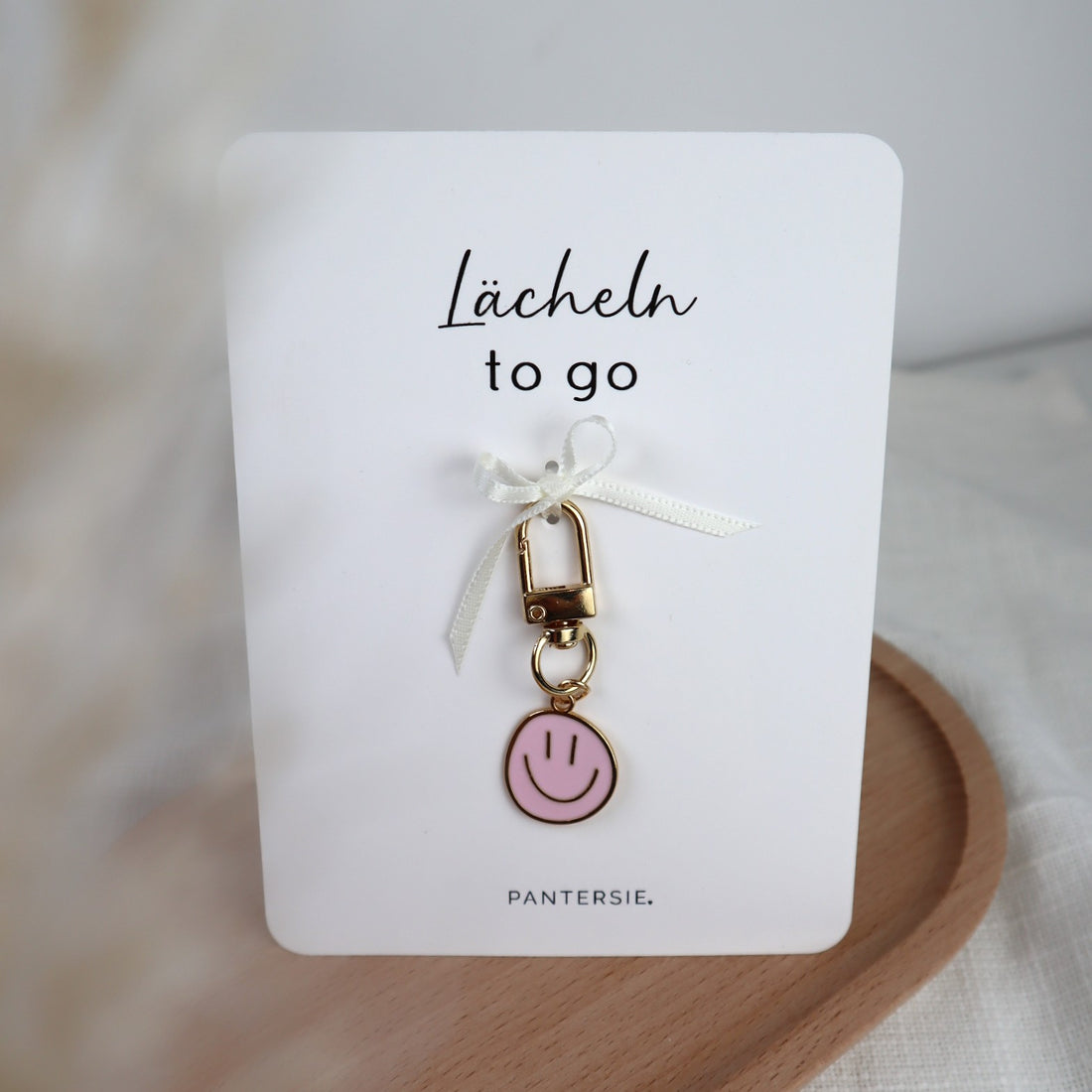 Schlüsselanhänger „Lächeln to go“ – Smiley mit Karabiner in Wunschfarbe