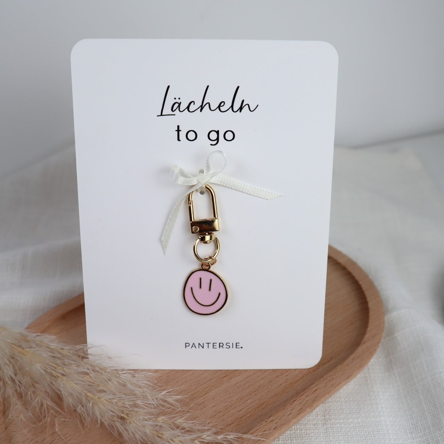 Schlüsselanhänger „Lächeln to go“ – Smiley mit Karabiner in Wunschfarbe