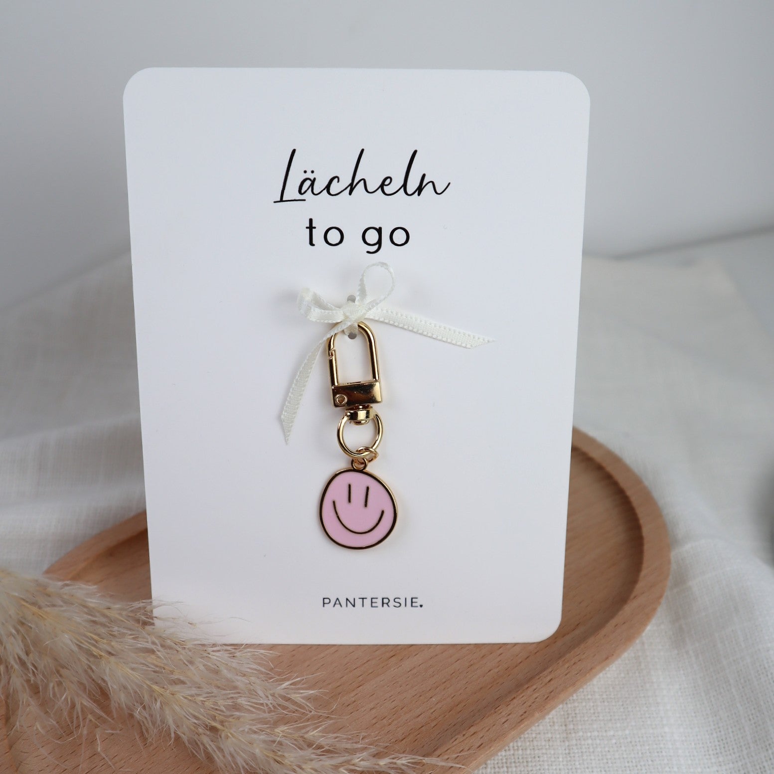 Schlüsselanhänger „Lächeln to go“ – Smiley mit Karabiner in Wunschfarbe