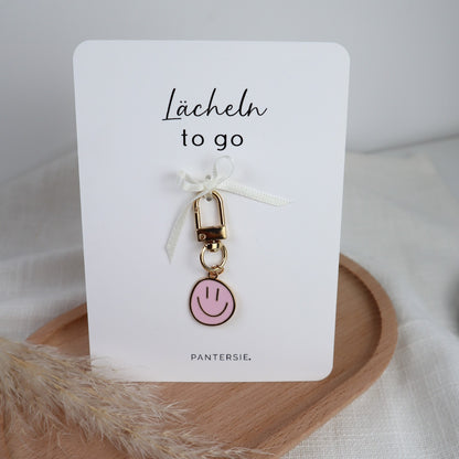 Schlüsselanhänger „Lächeln to go“ – Smiley mit Karabiner in Wunschfarbe