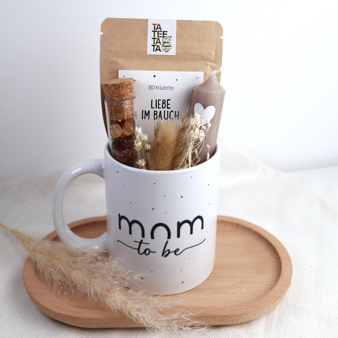 Geschenkset „Mom to be“ – Tasse mit Bio-Tee, Kerze &amp; Trockenblumen für werdende Mamas