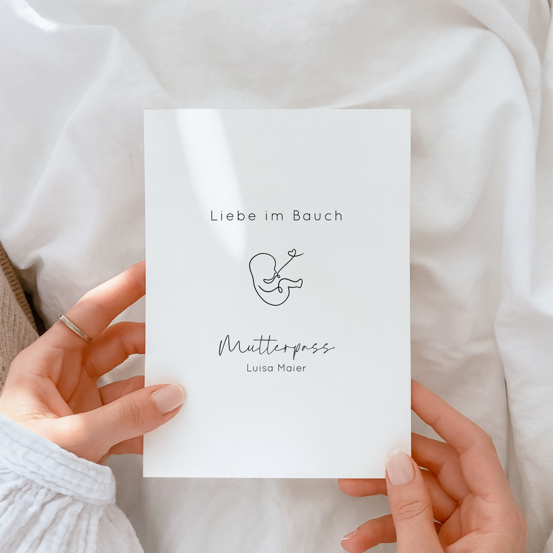 Mutterpasshülle personalisiert – „Liebe im Bauch“ Design für werdende Mamas