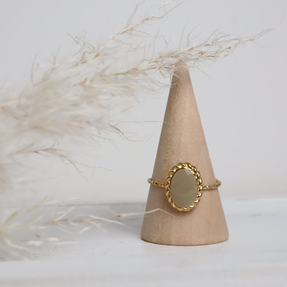 Ring Enamel Oval – Edelstahl Gold-Beige (verstellbar)