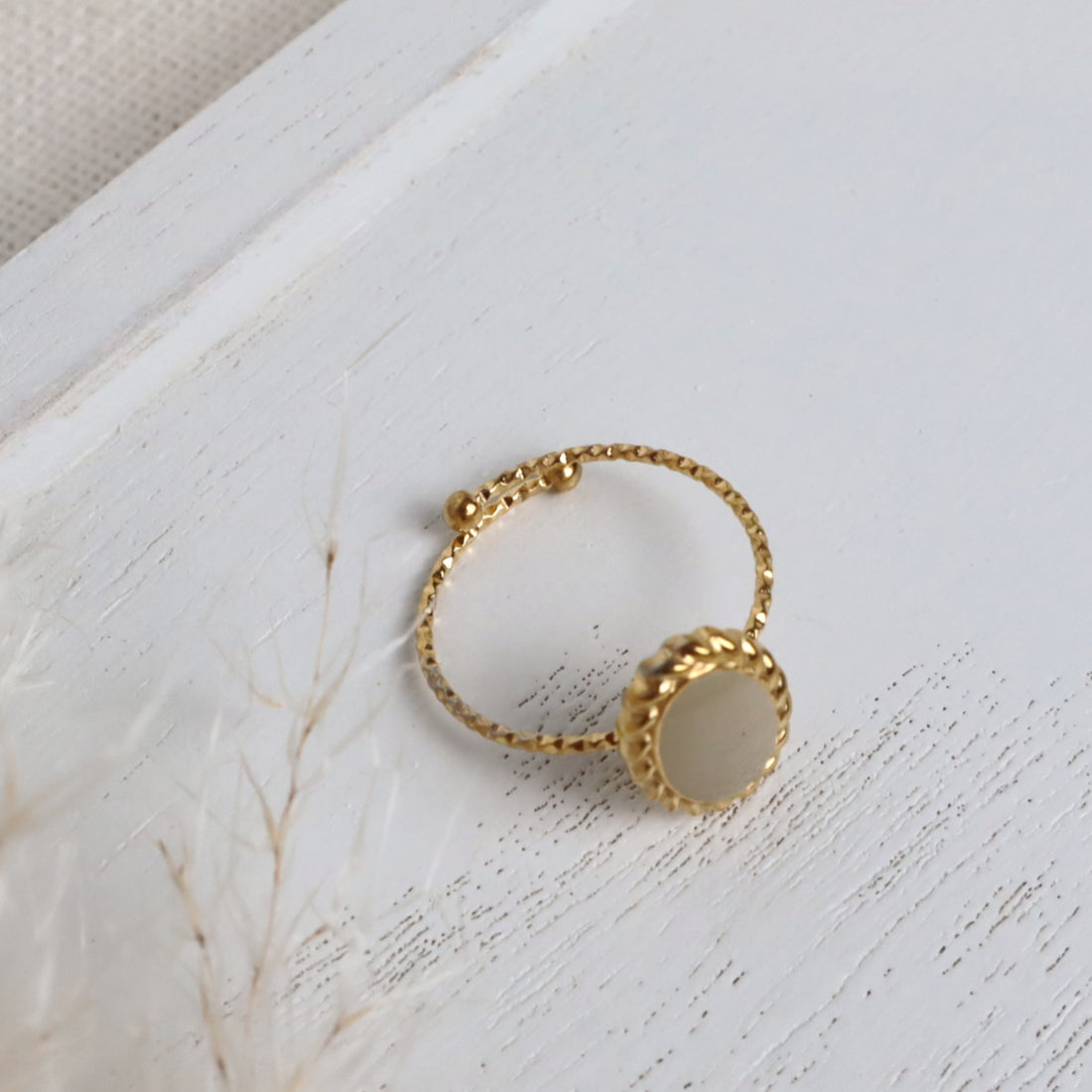 Ring Enamel Oval – Edelstahl Gold-Beige (verstellbar)